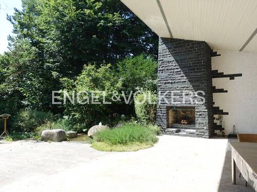 Terrasse mit Außenkamin und schön angelegtem Wasserbrunnen - 7 Zimmer Etagenwohnung zum Kaufen in Tübingen