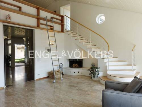 Heller Wohnbereich mit Aufgang zur Galerie - 7 Zimmer Etagenwohnung in Tübingen