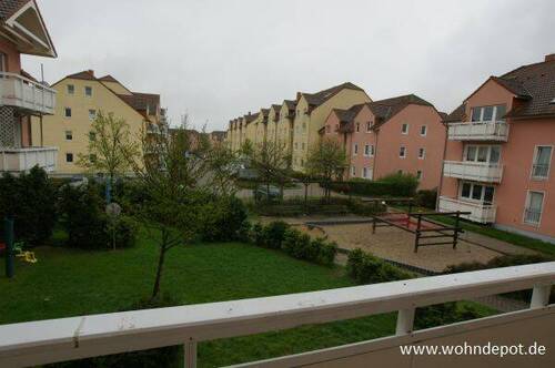 01_Ausblick_10436.JPG - ab August * 3-Raum-Wohnung * Süd-Balkon * Laminat * Althen-Kleinpösna