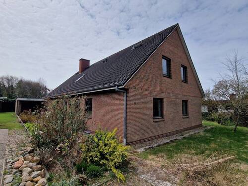 Wohnhaus - Wohnhaus mit Garage auf 779 m² großem Grundstück