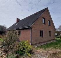 Wohnhaus mit Garage auf 779 m² großem Grundstück - Husum