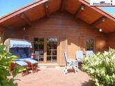 Terrassenansicht - Blockbohlenhaus zum Verlieben - Natur pur in Seenähe auf Fehmarn
