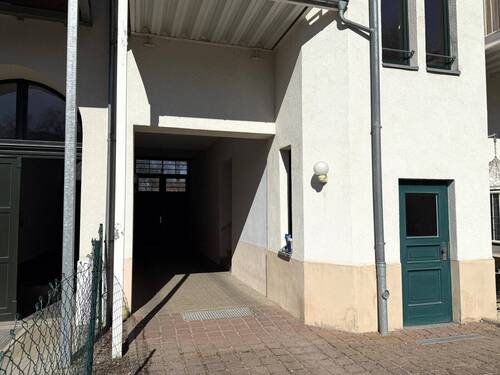 Zufahrt Stellplätze - Etagenwohnung mit 66,70 m² in Zwickau zum Kaufen