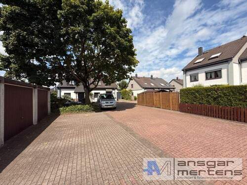 Hausrückseite mit Gartenzugang & Garage - 