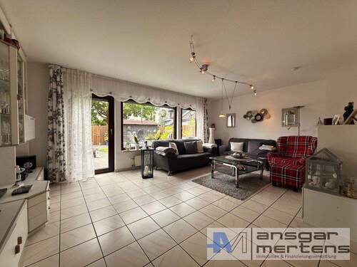 Wohnzimmer mit Terrassenzugang - Reihenendhaus mit 161,50 m² in Neuss zum Kaufen