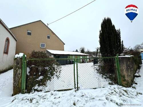Tor zum Garten und Garagen - 1 Zimmer Mehrfamilienhaus, Wohnhaus in Merzig / Fitten