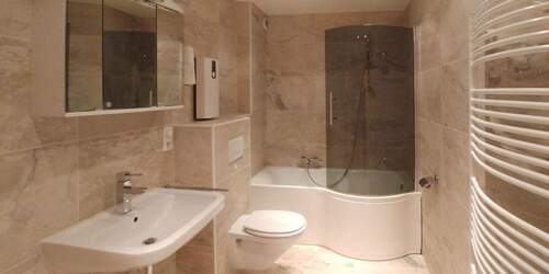 Badezimmer mit Waschmaschinenanschluss - 