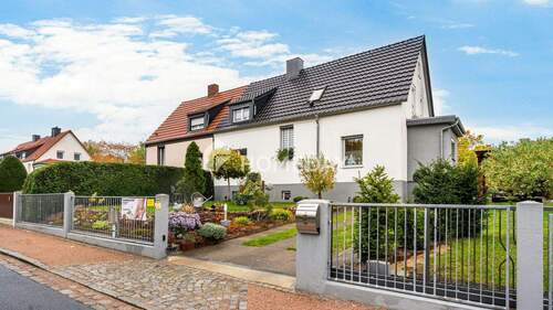 Außenansicht 1 - Familienfreundliche Doppelhaushälfte in Top-Zustand mit Garten, Pool und Keller