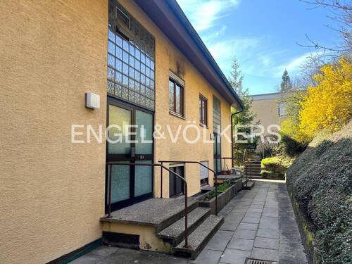 Nordansicht mit hinterem Zugang zur Wohnung - 2 Zimmer Etagenwohnung zum Kaufen in Tübingen