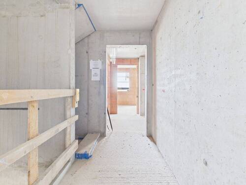 Aufzug und Wohnungstüre - 