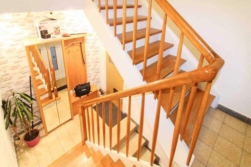 Treppenhaus - 8 Zimmer Einfamilienhaus zum Kaufen in Ronnenberg