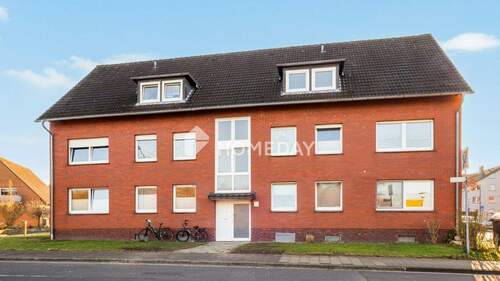 Außenansicht 2 - Solides Mehrfamilienhaus mit sechs Wohneinheiten, Garten und stabiler Vermietung