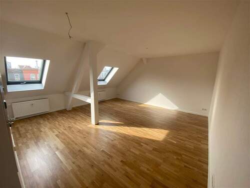 Blick in den Wohnbeeich mit offener Küche - 