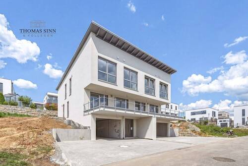 Straßenansicht - NEUBAU - Exklusive Doppelhaushälfte mit Garage, Stellplatz und Balkon im Neubaugebiet 'Hühnlesäcker'