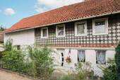 Hausansicht - Charmantes Einfamilienhaus mit Sanierungsbedarf - inklusive Garten & Garage