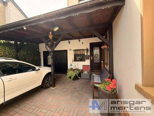 Hauseingang mit Garage - 6 Zimmer Einfamilienhaus zum Kaufen in Mönchengladbach