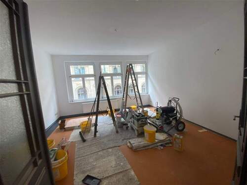 geräumiges Wohnzimmer strassenseitig - 