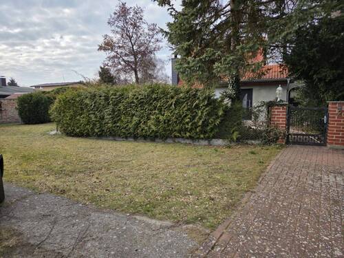 Weg z. Haus auf d. Grundst. - 