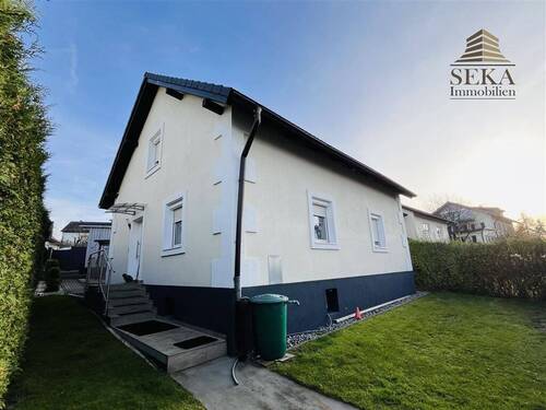 Außenansicht - Familienhaus in gewachsener Lage - komfortabel mit Carport