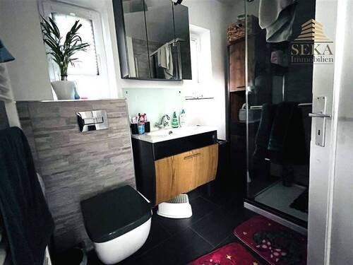 Badezimmer mit Dusche im Erdgeschoss - 