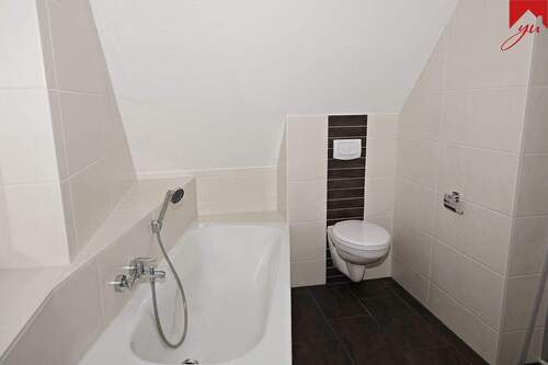 Badezimmer mit Badewanne und Dusche - 