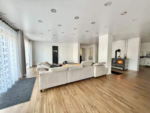geräumiges Wohnzimmer mit direktem Terrassenzugang - 5 Zimmer Einfamilienhaus zum Kaufen in Leuchtenberg