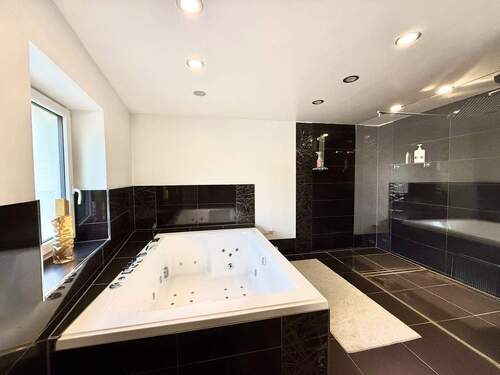 Whirlpool-Badewanne und begehbare Dusche - 