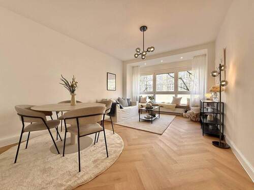 Wohn- & Esszimmer - 3 Zimmer Etagenwohnung zum Kaufen in Stuttgart