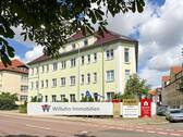 Hausansicht - Modern wohnen: 3-Zimmer-Wohnung mit Balkon, Fußbodenheizung & Parkplatz