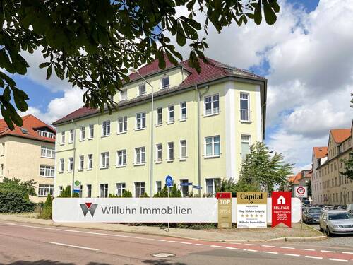 Hausansicht - Modern wohnen: 3-Zimmer-Wohnung mit Balkon, Fußbodenheizung & Parkplatz