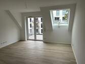 Wohnzimmer - Geräumige 2-Zimmer Wohnung mit Einbauküche und Balkon