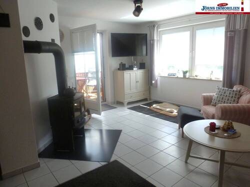 Wohnbereich mit Kamin - 4 Zimmer Etagenwohnung in Fehmarn OT Wenkendorf