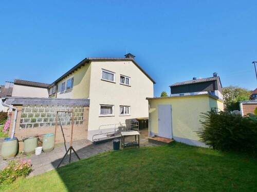 Seitenansicht mit Garage - 