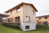 Rückseite außen quer - Nahe Murnau: Großzügiges Architekten-EFH in A+-Holzbauweise - zum Selbstbezug o. zur Ferienvermietung