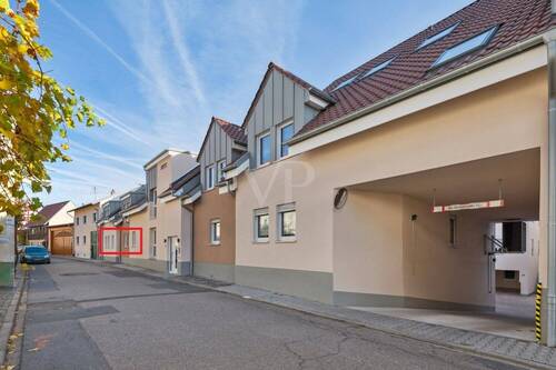 Vorderansicht mit Hofeinfahrt - Etagenwohnung mit 102,60 m² in Saulheim zum Kaufen