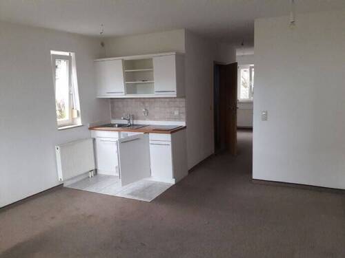 Wohnzimmer mit Einbauküche - Terrassenwohnung mit 35,00 m² in Dresden zur Miete