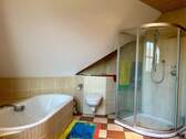 ... mit Badewanne und Dusche - 