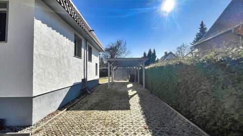 Einfahrt mit Carport - 