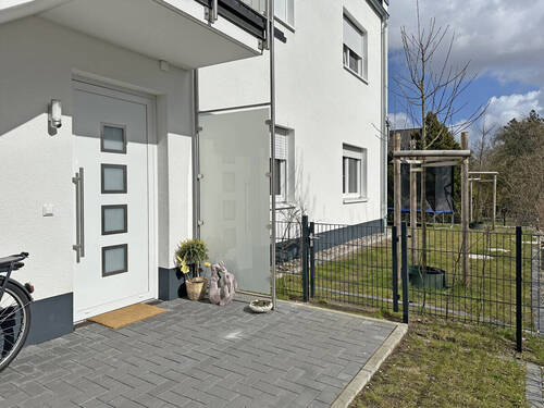 Hauseingang mit Gartenzugang - 4 Zimmer Etagenwohnung in Hamburg