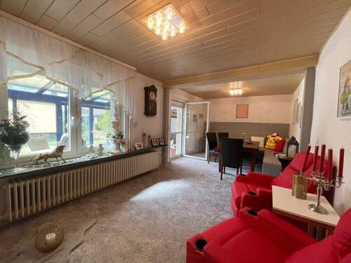 Wohnzimmer mit Ausgang zum Wintergarten - 