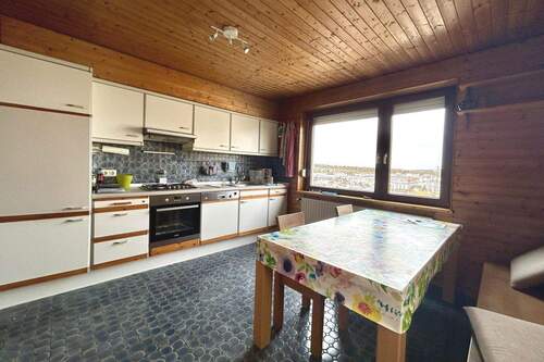 Küche mit Aussicht - 3 Zimmer Etagenwohnung zum Kaufen in Stuttgart