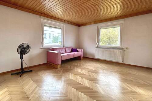 Wohnzimmer mit Parkett - 