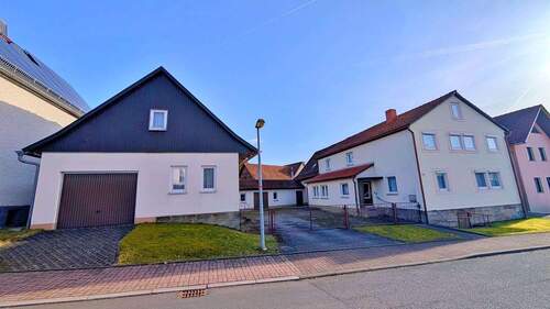 Frontansicht 2 - Gepflegtes Wohnhaus mit Garagen und Gartengrundstück