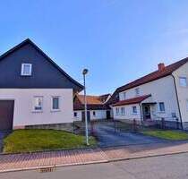 Gepflegtes Wohnhaus mit Garagen und Gartengrundstück - Siegritz