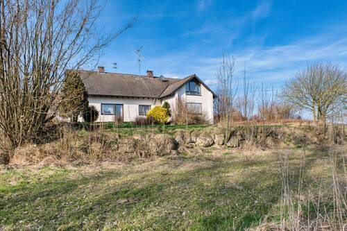 Einfamilienhaus mit XL Grundstück - Einfamilienhaus mit XL Grundstück und komplett ausbaubarem Dachgeschoss!