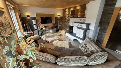 Wohnzimmer mit gem. Kachelofen - 8 Zimmer Doppelhaushälfte in Albstadt