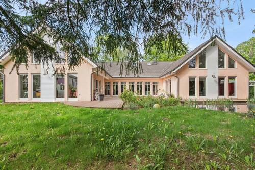 Hausansicht - Luxury Living: Ein Domizil, das keine Wünsche offen lässt