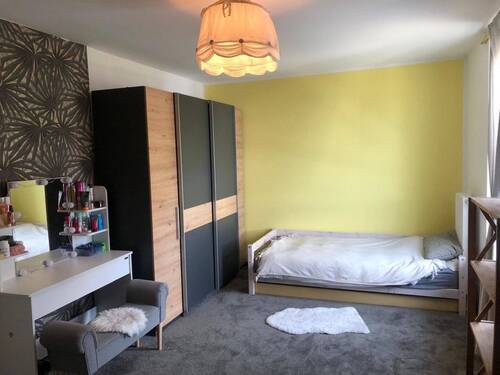 OG Schlafzimmer mit Fenster.jpg - 