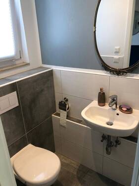 EG Wohn- und Esszimmer mit Blick auf die Terrasse. - 