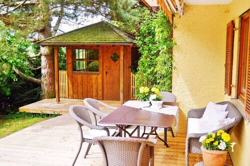Terrasse mit Gartenhaus - 